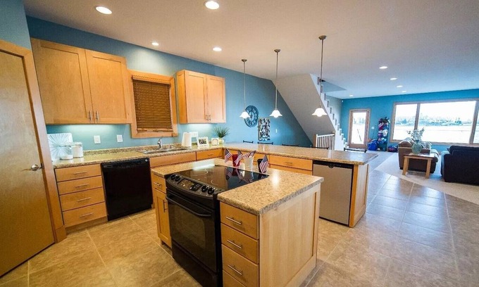 Ventura Casa | Spacious 6 Bedroom Lake Front Home with Beautiful Lake Views!