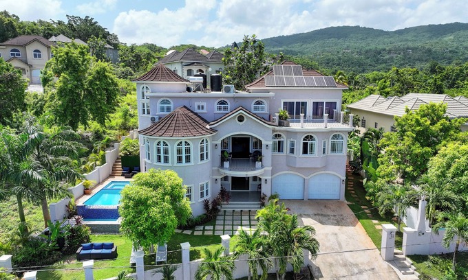 Hopewell Villa | Spacious 6-bedroom Mansion Villa 30 minutes from MBJ Airport