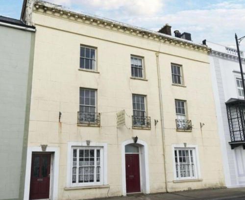 Milford Haven Casa | Spacious 6 bedroom retreat in Milford Haven