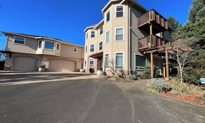 Sunnyside Casa | Spacious 6-bedroom house with AC, fitness room in gated delightful Happy Valley
