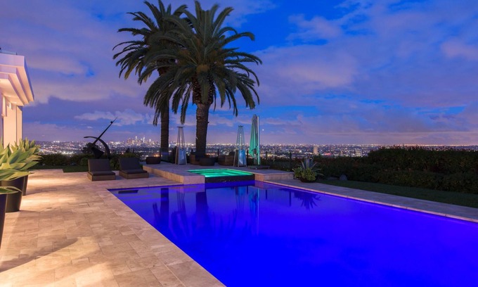 Hollywood Hills West Casa | Spacious 6-bedroom estate in fantastic Los Angeles with WiFi, AC, fitness room