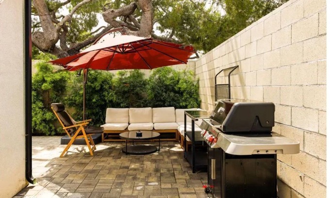 Valley Glen Casa | Spacious 6-bedroom house in marvelous Los Angeles with WiFi, AC