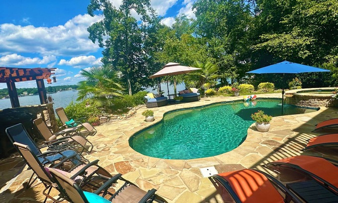 Mount Mourne Casa | Spacious 6-bedroom Lakehouse with Dock, Pool, Hot tub and fitness room