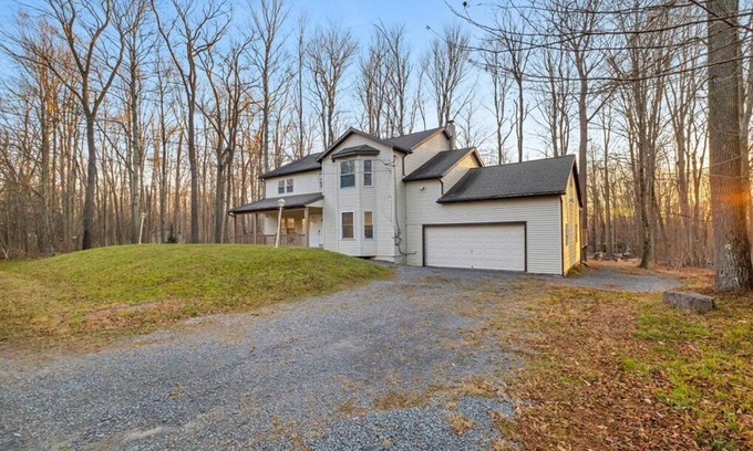 Pocono Lake Casa | Spacious 6 Bedroom Pocono Retreat by the Lake