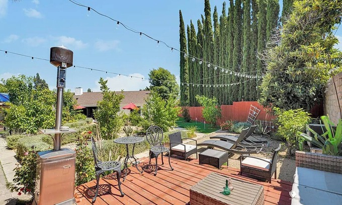 Simi Valley Casa | Spacious 6-bedroom house in lovely Simi Valley with 6 hole putting course & gym