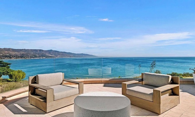 Central Malibu Villa | Spacious 6-bedroom villa in charming Malibu with 250 People Event Space.