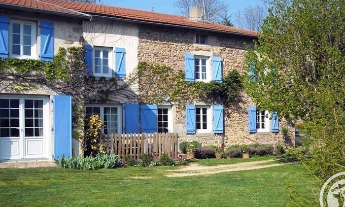 Saint-Alban-les-Eaux Cabaña | Gîte spacieux avec jardin, cheminée, équipements enfants, près de Roanne, draps fournis
