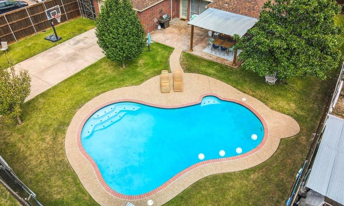 Sachse Casa | Spacious 6BR/3.5BA / Pool, Hot Tub & Game Room
