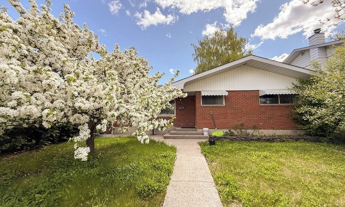 Varsity Casa | Spacious 6BR and 2BA in Varsity – Walk to U of Calgary