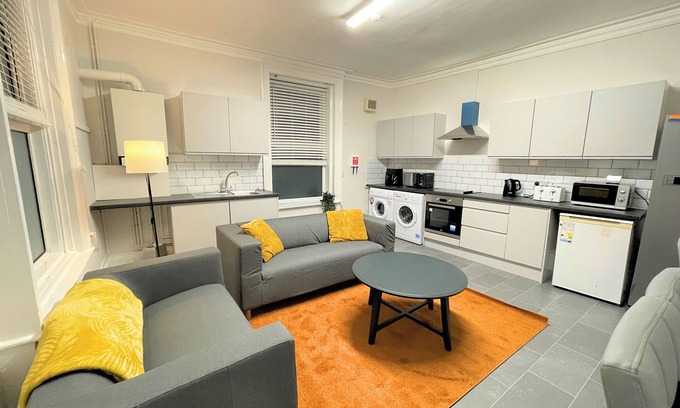 Sheffield Casa | Spacious 6BR House w/Free Parking