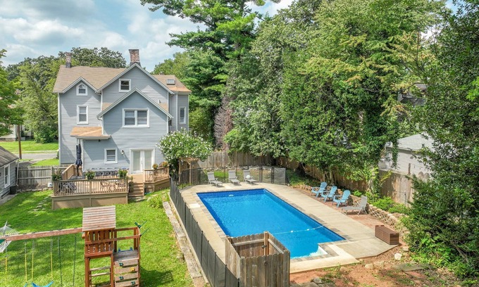 Roselle Casa | Spacious 6BR Retreat - Pool - Fire Pit - BBQ - 3 Min to NYC!