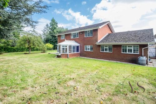 Sutton Coldfield Casa | Spacious 6BR Villa in 32 Le More Birmingham with 7 Beds and Free Onsite Parking