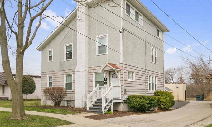 Libertyville Casa | Spacious 7 bed W/ 3 living areas Near Naval Base!