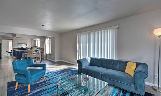 Old North Sacramento Casa | Spacious 7-bedroom 9 Bed house in serene Sacramento with AC, WiFi, Close to DT