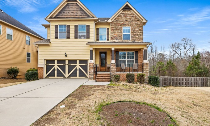 Evans Casa | Spacious 7-bedroom house in fabulous Evans with WiFi, fitness room