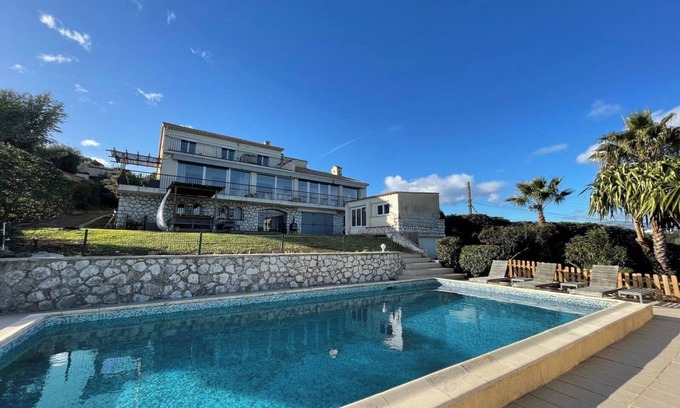 Antibes Villa | spacious 7-bedroom villa with Sea Vie, WiFi and AC in Antibes
