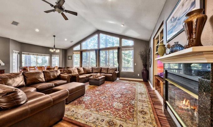 Montgomery Estates Cabina | Spacious 7Br+ Bonus 8th Br, Pool and Foosball Table, 13 Beds, 14 Guests+Kids 5 Years Old and Younger