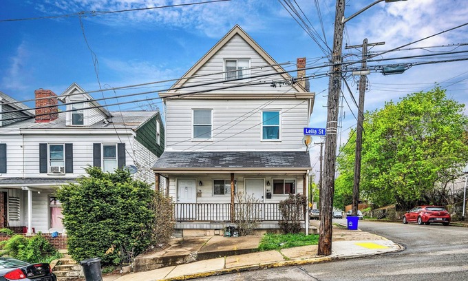 Mount Washington Casa | Spacious 8 Bed House! Triple King Bed - 3 Stories!