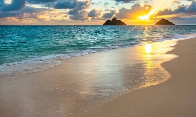 Lanikai Casa | Spacious 8-bedroom house with AC, WiFi in beautiful Kailua next to Lanikai Beach