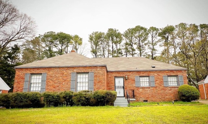 East Memphis Casa | Spacious 8BR Getaway: 2 Homes, BBQ Near Downtown