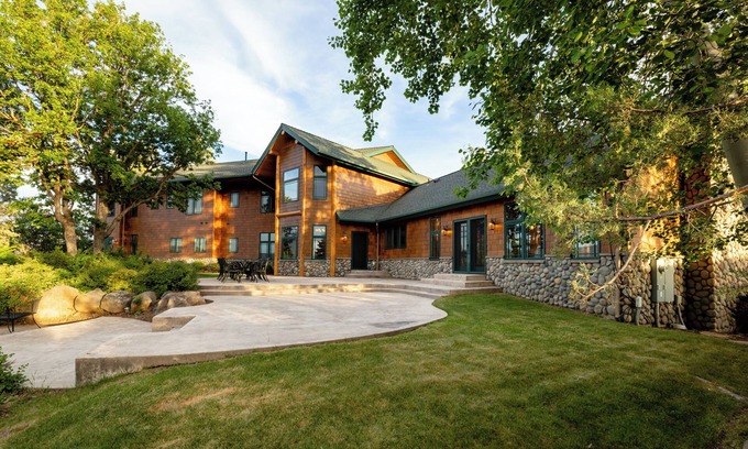 Klamath Falls Casa | Spacious 9-bedroom house with WiFi, AC in charming Klamath Falls