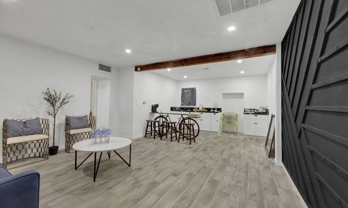 Rancho Oakey Casa | Spacious 9-bedroom house in Las Vegas 15 min to The Strip!