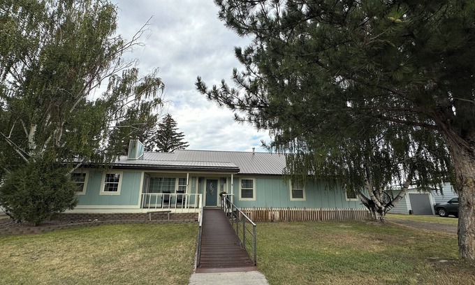 Three Forks Casa | Spacious 9-bedroom house located in Montana's Favorite small town.
