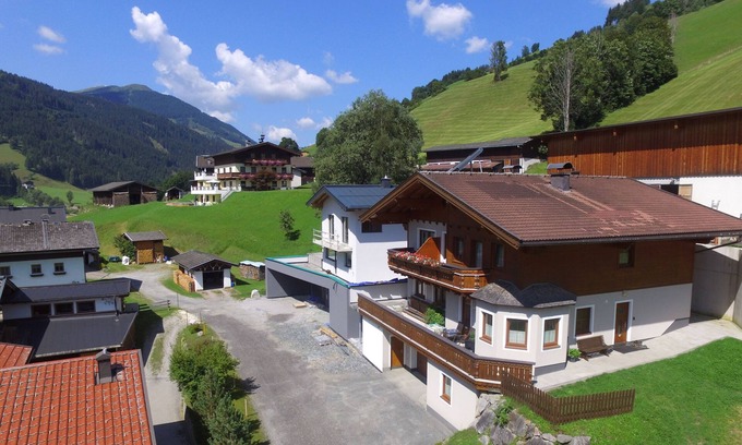 Viehhofen Apartamento | Spacious apartment with balcony and views