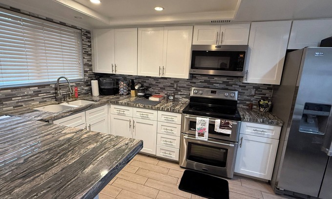 Las Vegas Condominio | Spacious & Accessible 2-bedroom Condo with Pool & Private Garage, BEST LOCATION!