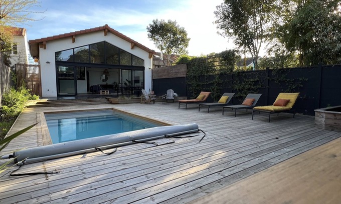 Begles Casa | Spacious air-conditioned family home with private pool