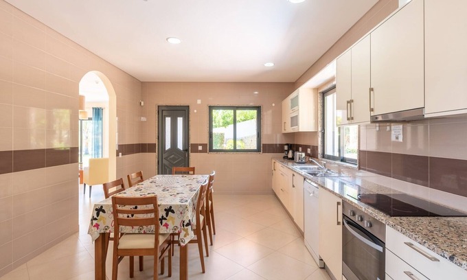 Albufeira Villa | Spacious Albufeira Villa | 4 Bedrooms | Villa Avos De Parra | Air Conditioned Bedrooms | Private Setting