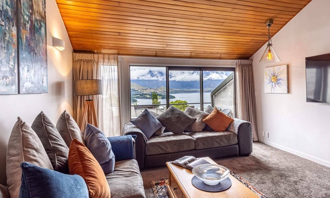 Fernhill Apartamento | SPACIOUS ALPINE SPA LAKE VIEW TOWNHOUSE