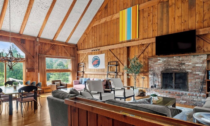 Moscow Casa | Spacious and authentic Vermont retreat in the heart of Stowe; Perfect for groups