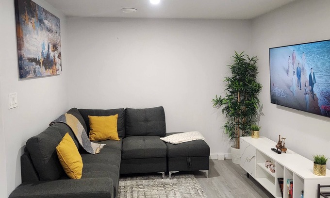 West Edmonton Casa | Spacious and Beautiful Guest Suite in West Edmonton Near WEM