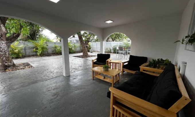 Hialeah Apartamento | Spacious and beautiful backyard