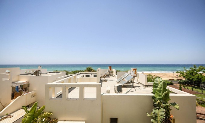 Nahariya Apartamento | Spacious and Bright Beach Front Apartment