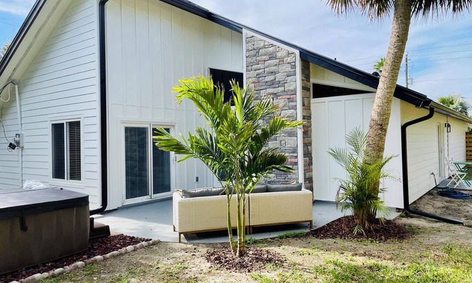 Seaside Homes Cabaña | Spacious and charming beach cottage close to everything your vacation desires!
