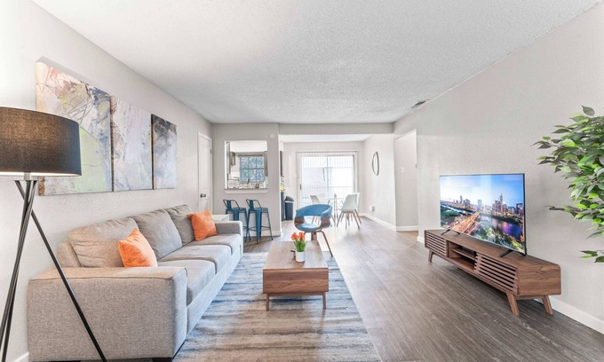 Windsor Park Apartamento | Spacious and Chic King Bed 2BR Suite, 5 Min to DT