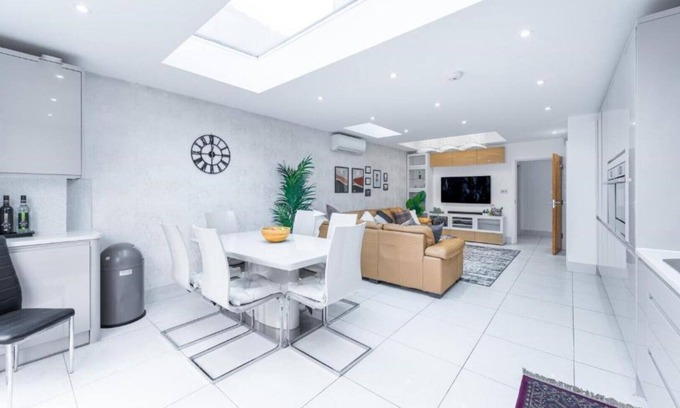 Loxford Casa | Spacious and comfortable 6BDR house