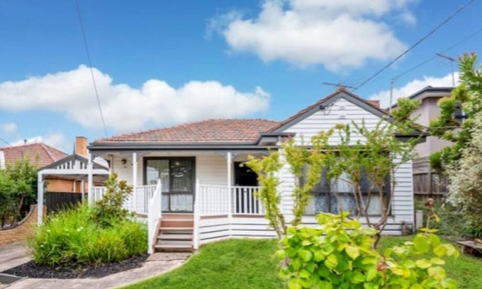 Chadstone Casa | Spacious and elegant 7 bedroom home in prime Chadstone location.