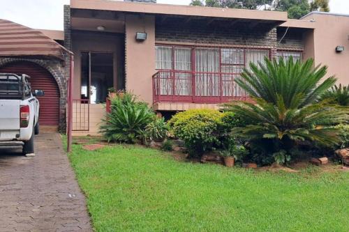 Greater Johannesburg Metropolitan Area Apartamento | Spacious and homely 4-bed home in Honey Hills