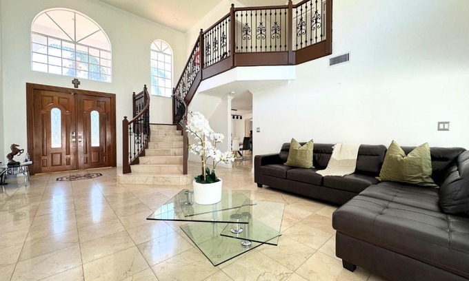 Country Walk Casa | Spacious and Luxurious 4bd 3br House Pool Tub BBQ Private