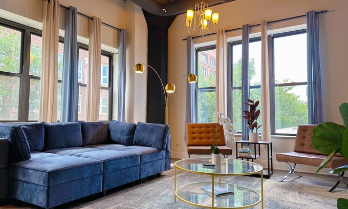 Prairie District Apartamento | Spacious and luxurious apartment / sleeps 10 and with optional parking