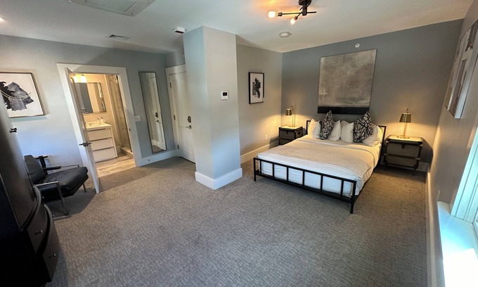 Historic Hill Hotel | Spacious and modern 1 Bed/ 1 Bath / Dog friendly with parking on Historic Pelham St.