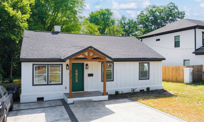 Charlotte Casa | Spacious and Modern 4 Bedroom, 2 Bathroom Home in the Heart of CLT