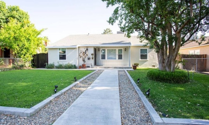 Baker Street Casa | Spacious and Modern for the whole family to enjoy.