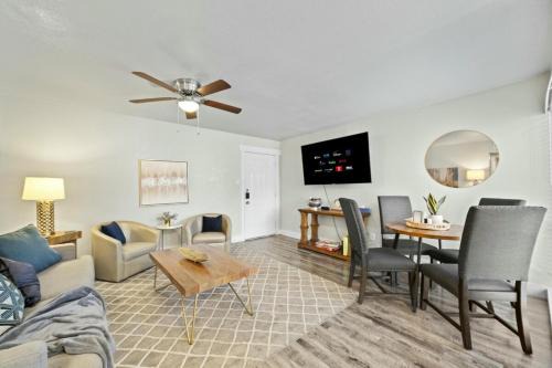 Arlington Apartamento | Spacious and Stylish Apartment right by AT&T Stadium!