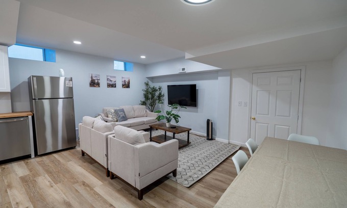 Beverly Apartamento | Spacious and Stylish Apartment Perfect for Your Getaway in Beverly!