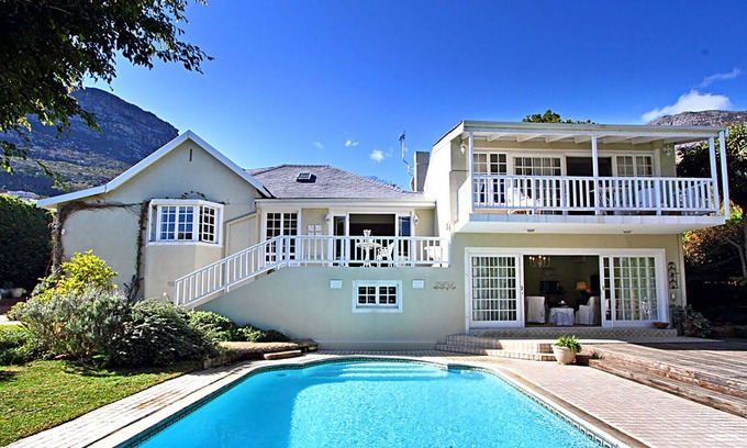 Scott Estate Villa | Espaciosa y elegante, con vistas al mar y la montaña, jardín privado y piscina.