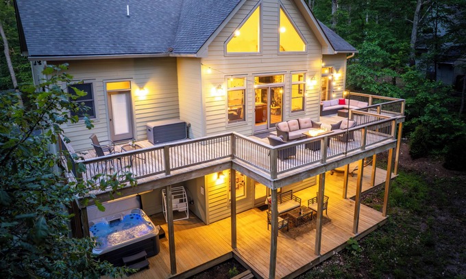 Treeloft Casa | Spacious and Updated Home in Wintergreen